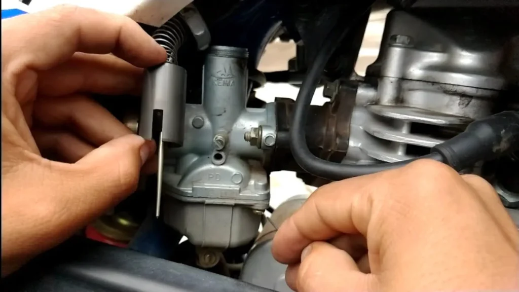 Las partes y el funcionamiento del carburador de una moto.